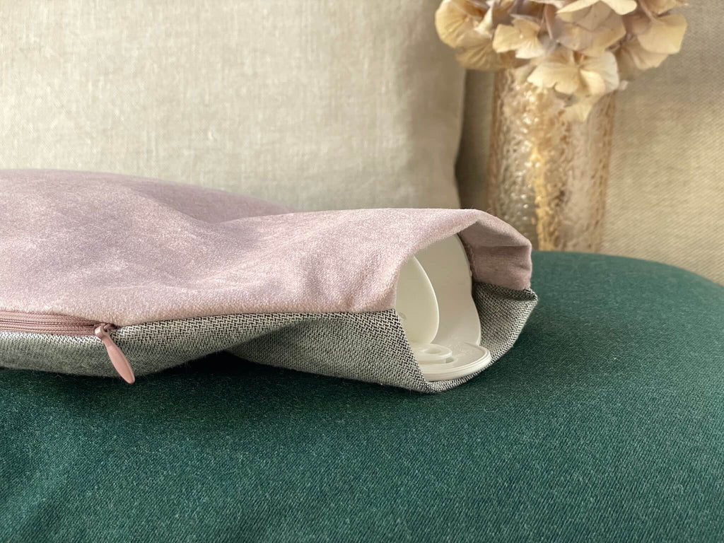 Schöne weiche Wärmflasche in altrosa und grau mit Reißverschluss. Bezug aus 100% Baumwolle in rosa Samt und grau. Handgefertigt in Berlin. 
