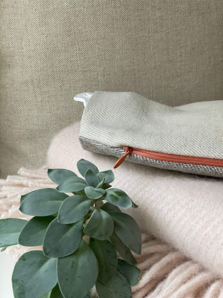 Handgefertigte Wärmflaschenhülle in grau und beige mit rosa Zipper, mit oder ohne Wärmflasche erhältlich