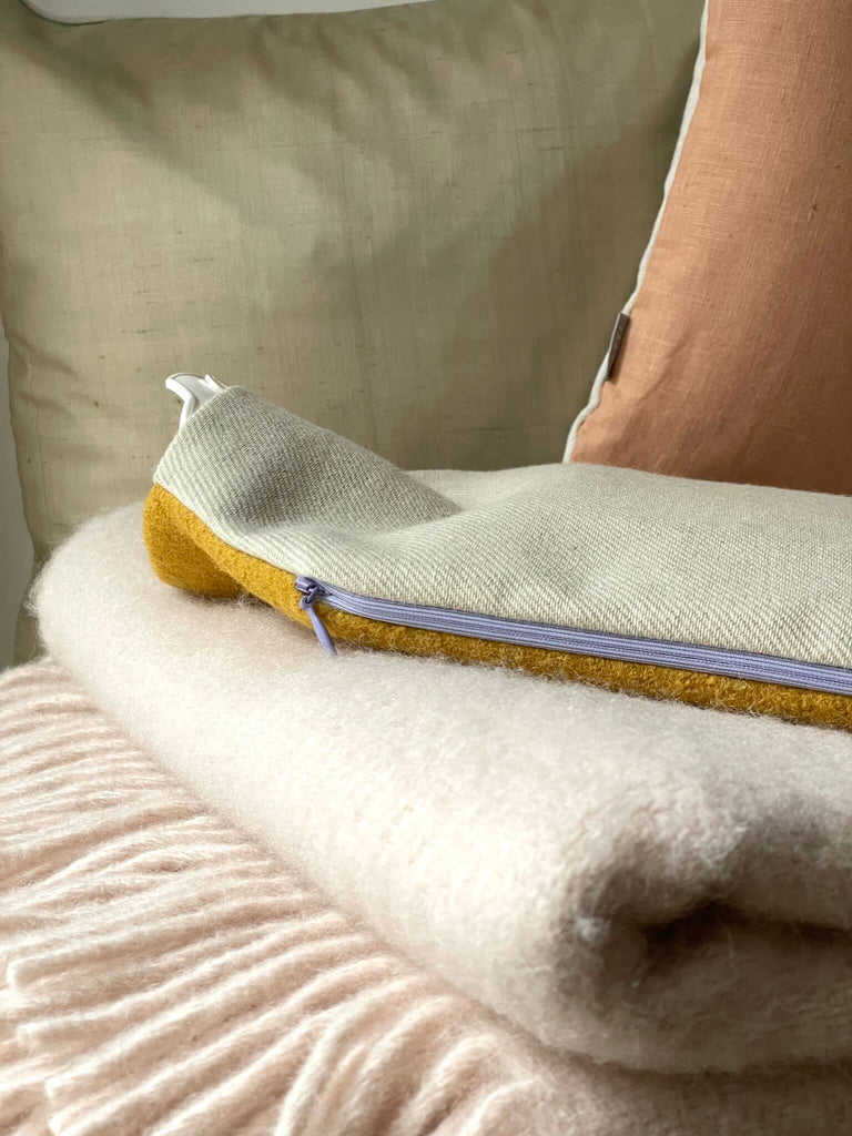 Hochwertige Wärmflasche in beige und gelb mit lila Reißverschluss
